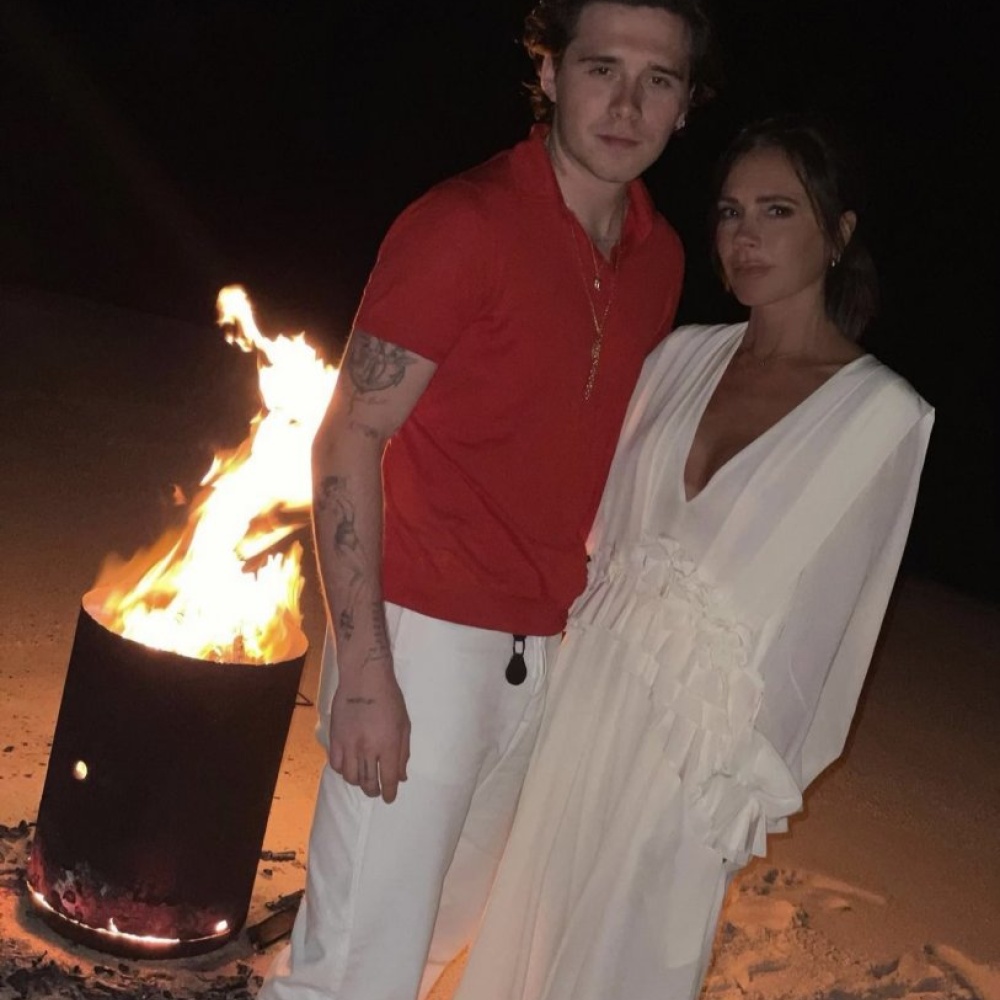 بروكلين بيكهام يحتفل بعيد ميلاد والدته فيكتوريا