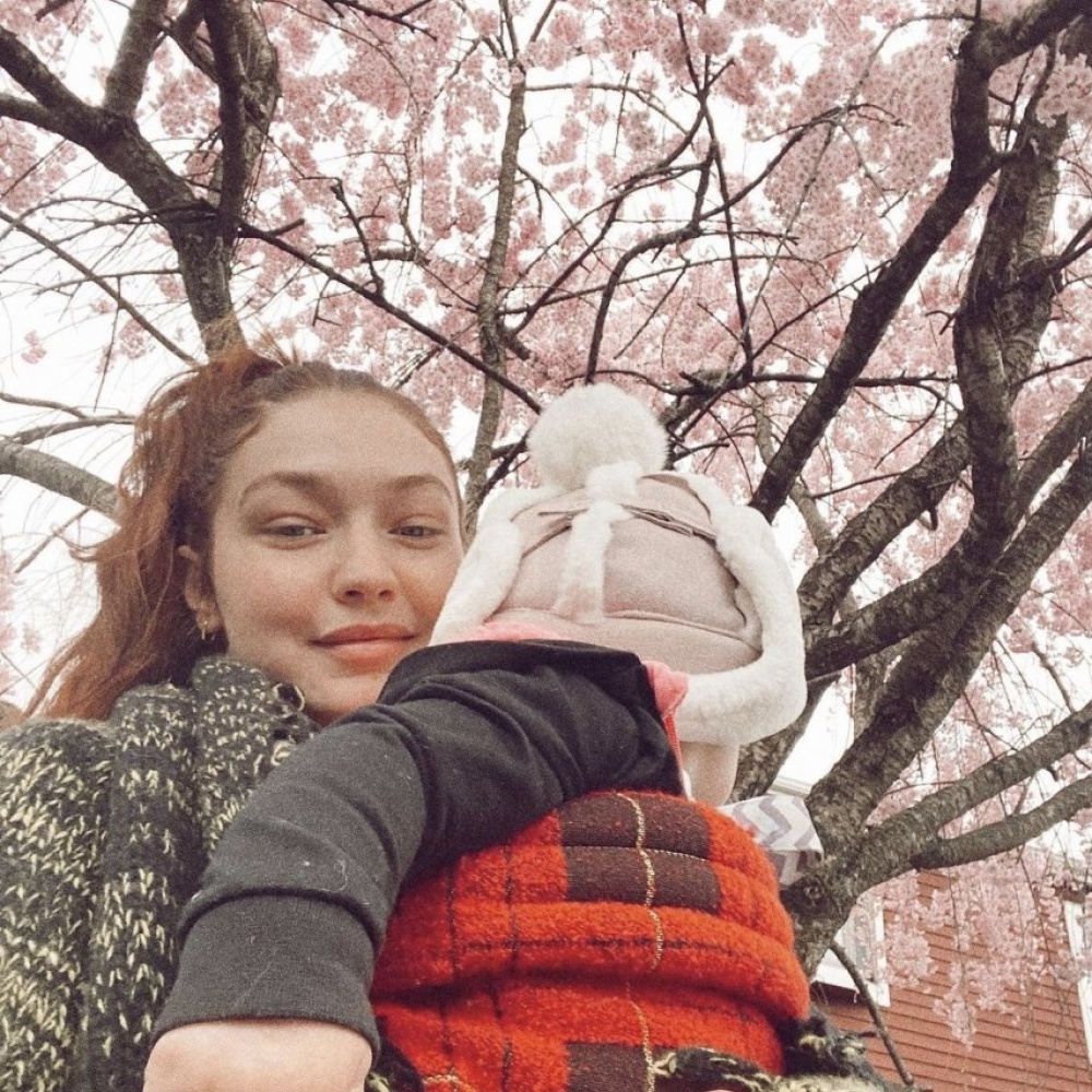 جيجي حديد تستمتع بأجواء الربيع الزاهية مع طفلتها خاي