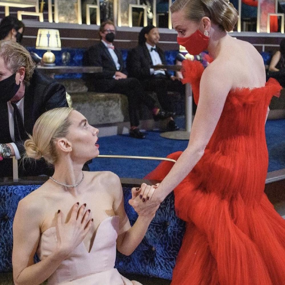 أماندا سيفريد برفقة فانيسا كيربي في حفل جوائز الأوسكار 2021