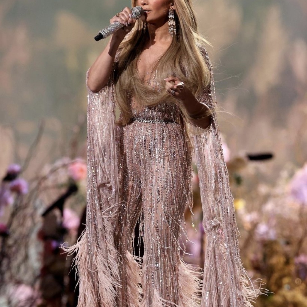 جينيفر لوبيز بإطلالة استثنائية من تصميم زهير مراد في حفل Global Citizen Vax Live Concert