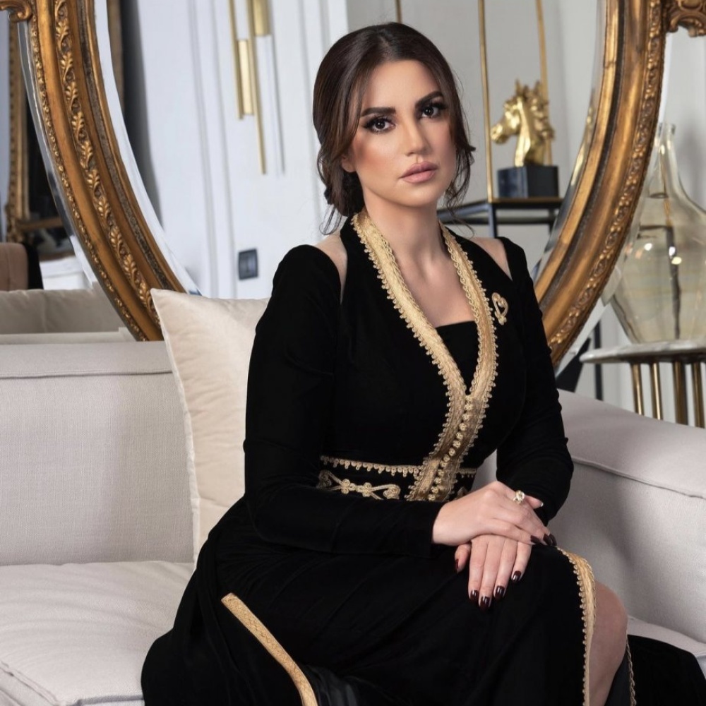 درة زروق بإطلالة رمضانية جديدة في غاية الرقي والأنوثة