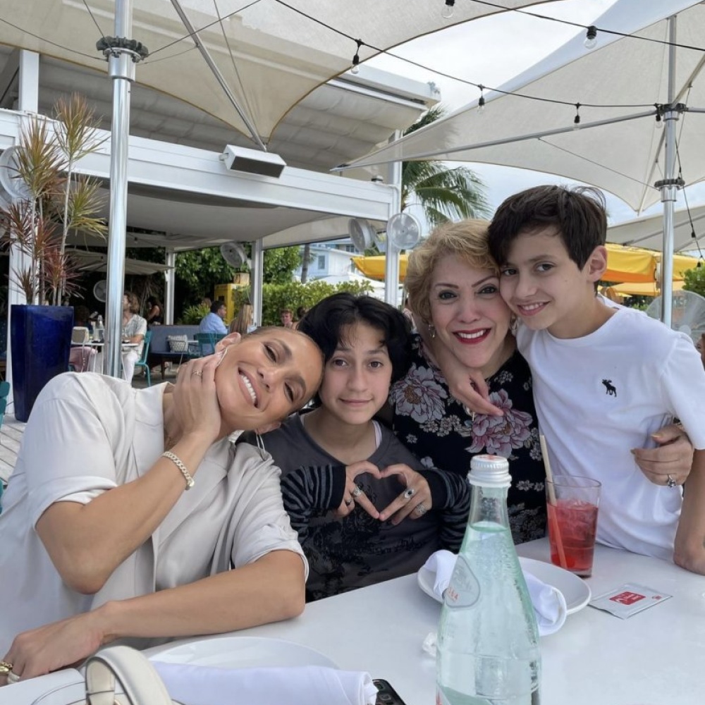 صورة عائلية لطيفة تجمع جينيفر لوبيز بوالدتها وأبنائها