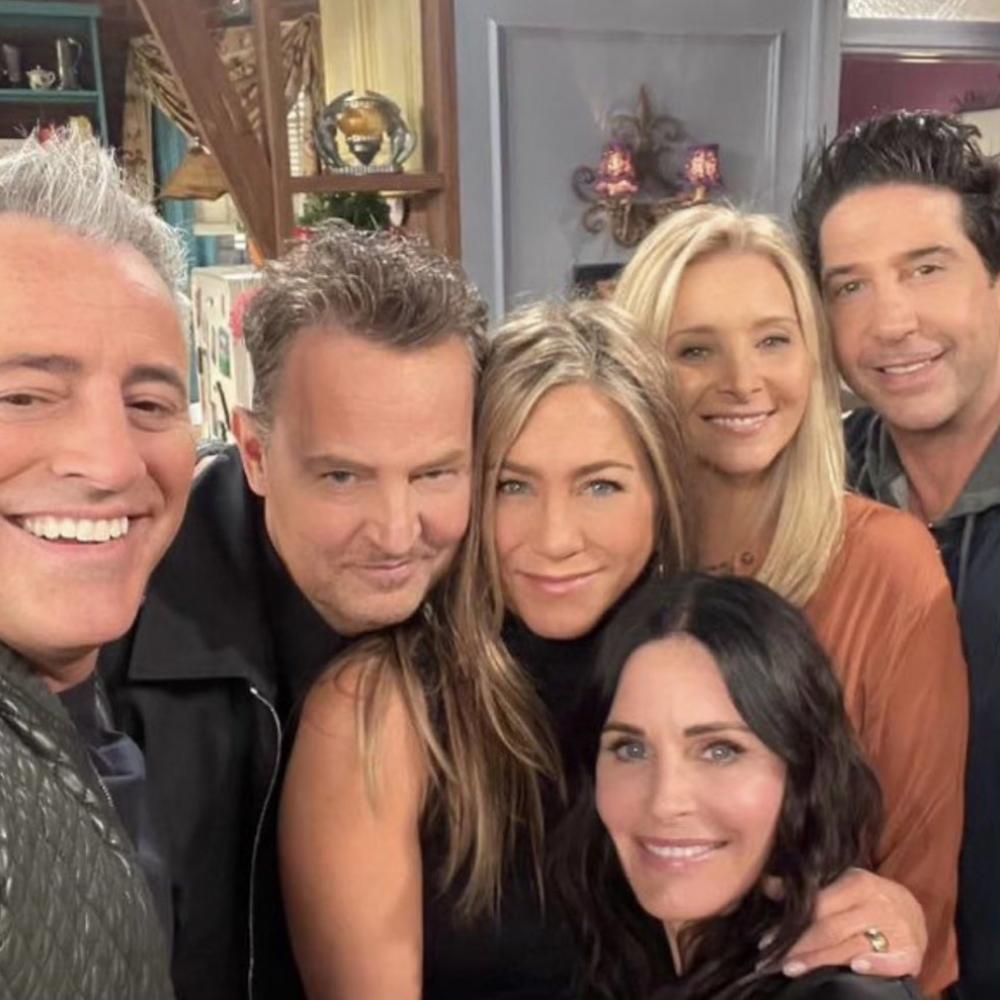 نجوم مسلسل Friends العالمي الشهير يجتمعون مجدداً لإصدار حلقة جديدة خاصة