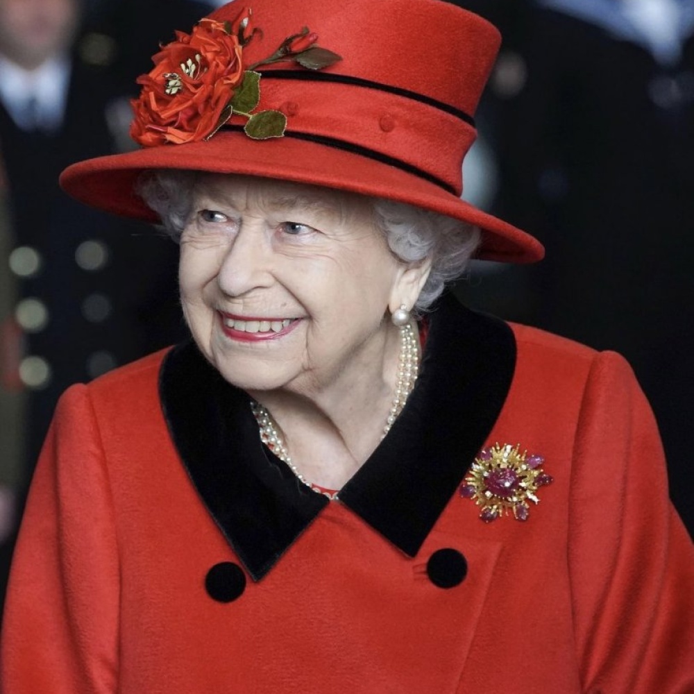 الملكة اليزابيث تعتمد بروش مقدم لها من زوجها الراحل الأمير فيليب في أحدث إطلالاتها