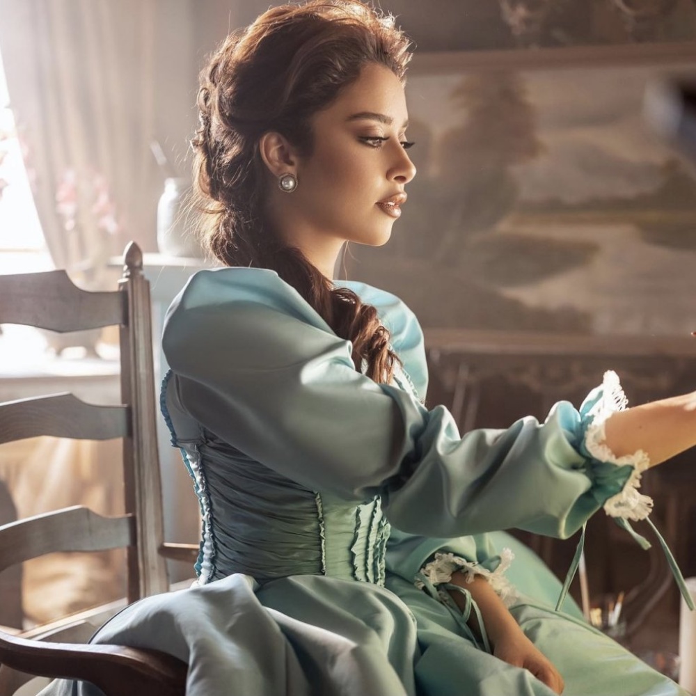 بلقيس فتحي تستوحي أحدث إطلالاتها الكلاسيكية المميزة من العصر الفيكتوري