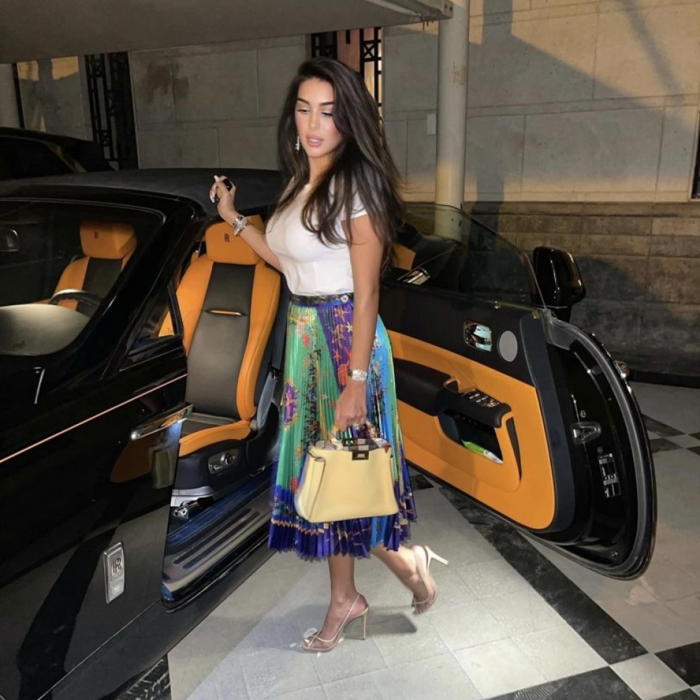 إطلالة صيفية مرحة وملونة اختارتها ياسمين صبري مؤخراً