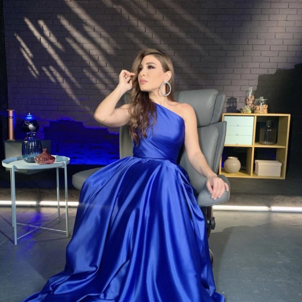 إطلالة يارا المثالية باللون الأزرق في أحدث فيديو كليب لها