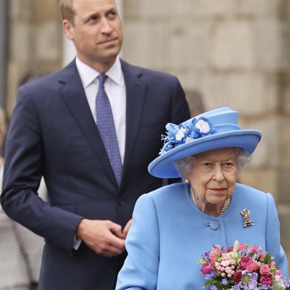 الملكة اليزابيث برفقة الأمير ويليام خلال الزيارة الملكية إلى اسكتلندا