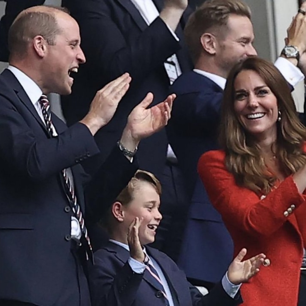 كيت ميدلتون مع الأمير ويليام والأمير جورج في مباراة منتخب إنجلترا لكرة القدم في لندن