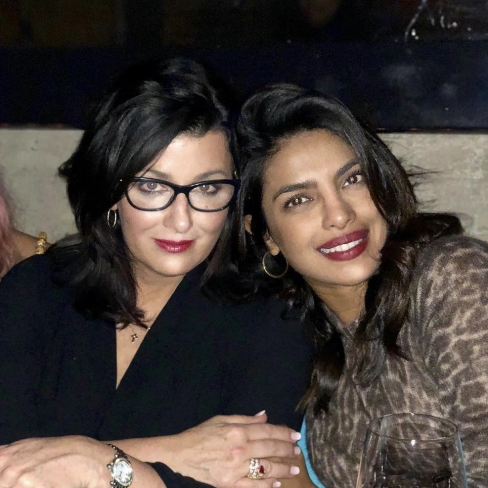 بريانكا شوبرا تنشر صورة على انستغرام برفقة والدة زوجها بمناسبة عيد ميلادها