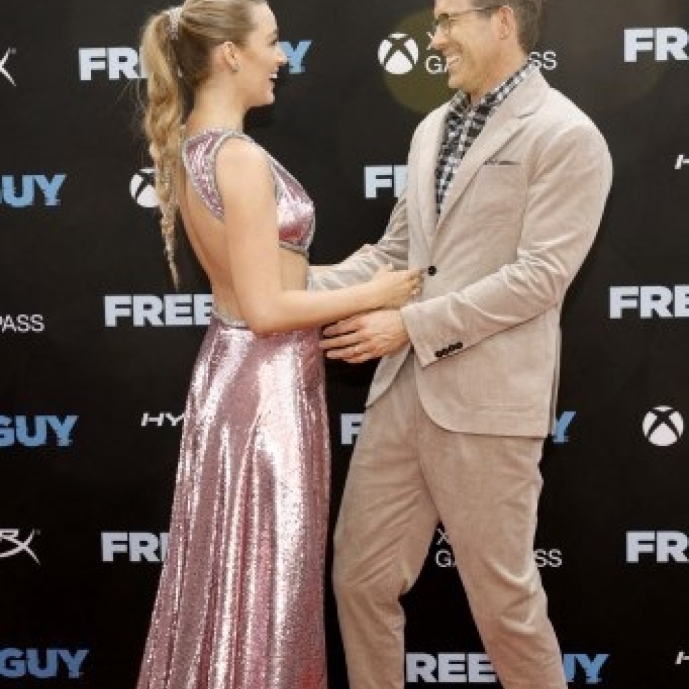 صورة لطيفة تجمع بليك لايفلي بزوجها رايان رينولدز خلال العرض الأول لفيلمه الجديد في نيويورك