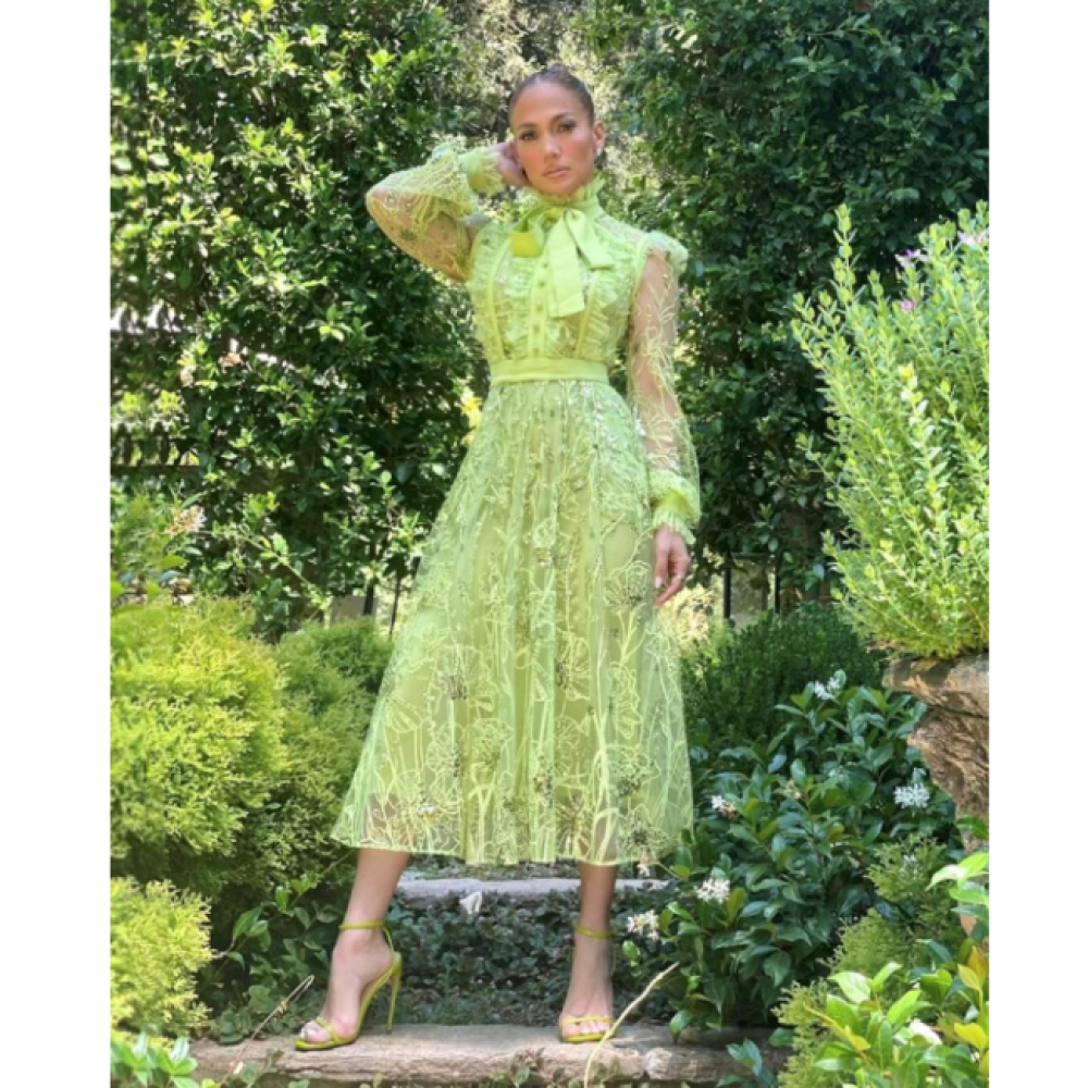 خطفت إطلالة جينيفر لوبيز الأنظار بالفستان الميدي الأخضر المزيّن بالشك