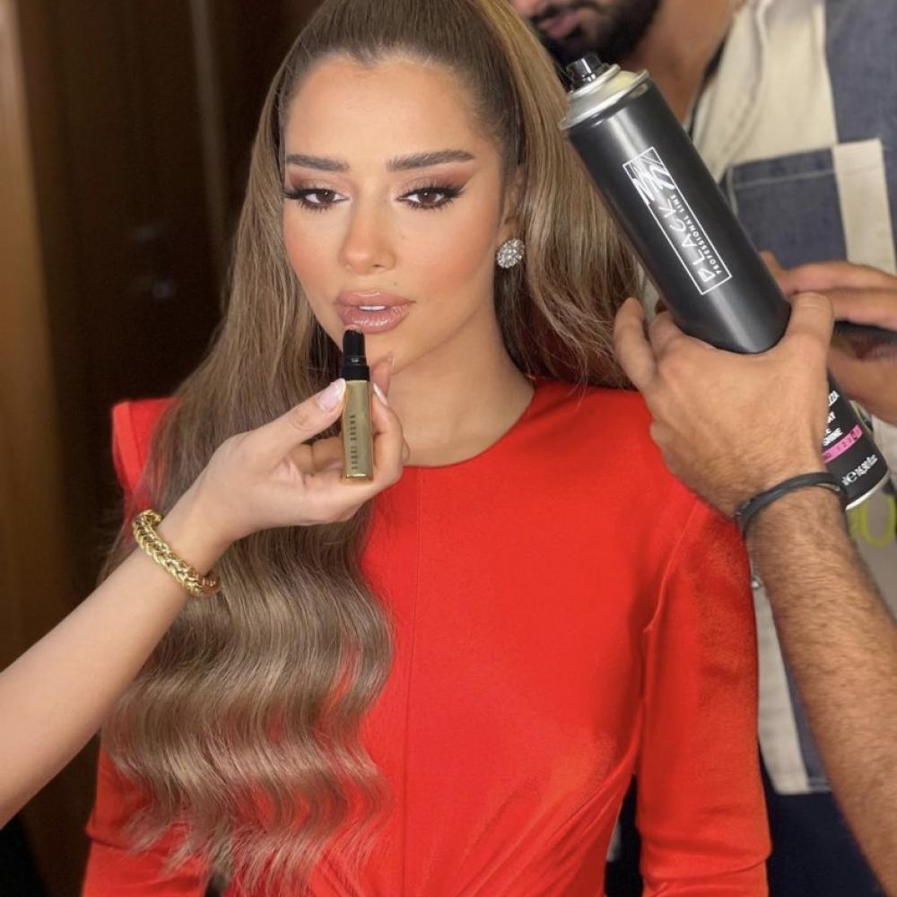 صورة نشرتها بلقيس فتحي على انستغرام من كواليس المكياج والشعر قبل حفلتها في القاهرة