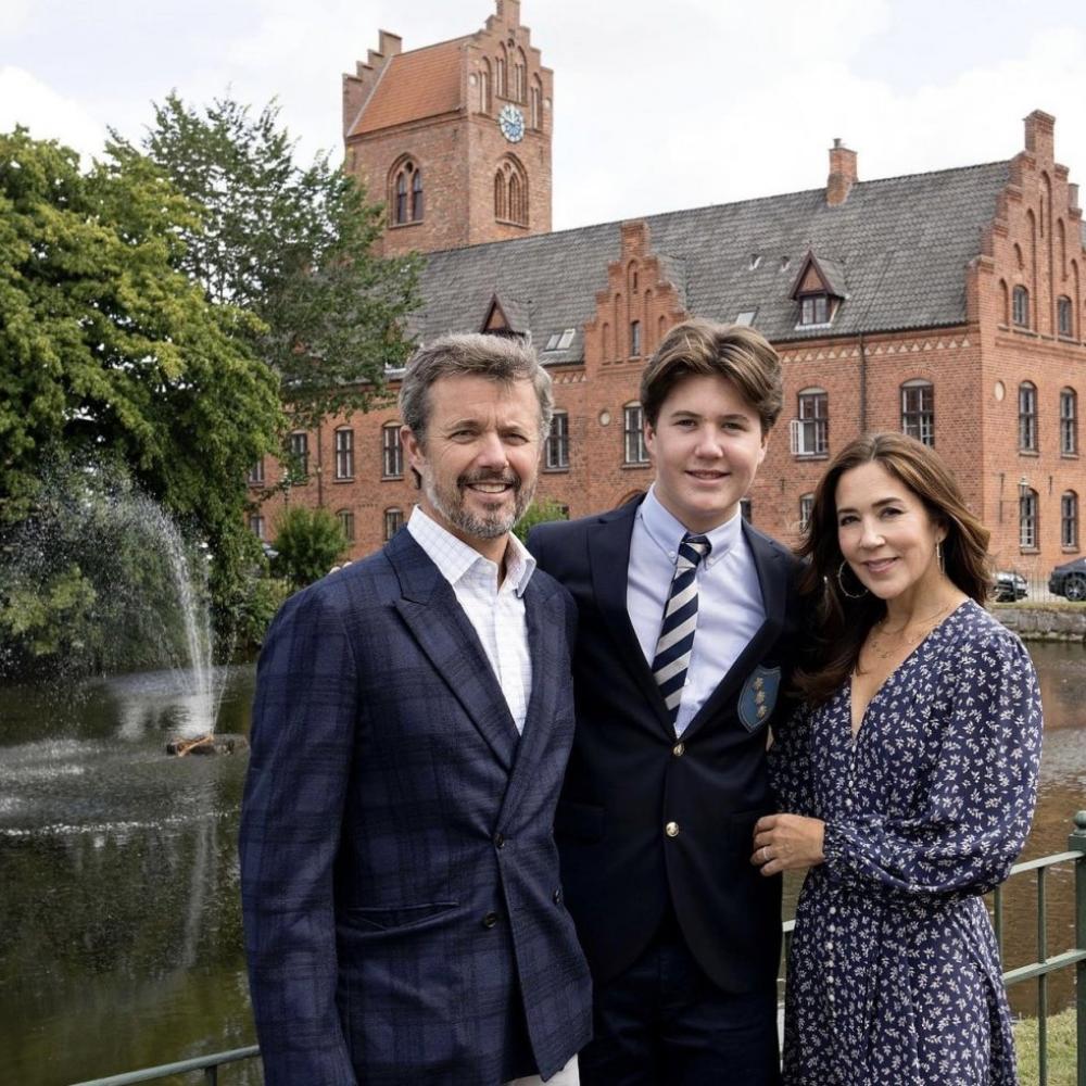 الأمير كريستيان يعود إلى المدرسة من جديد في هذه الصورة برفقة والديه من انستغرام