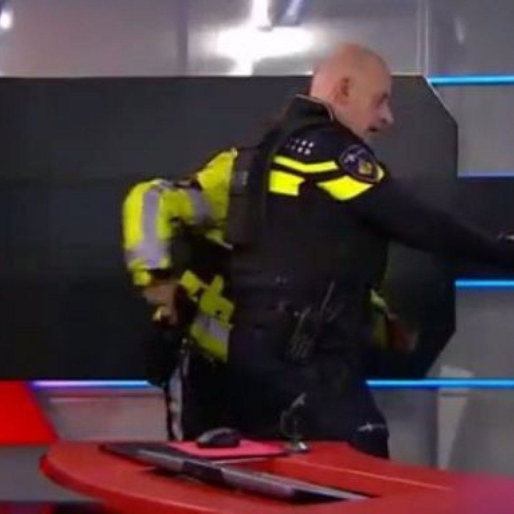 بالفيديو: مسلح يقتحم محطة تلفزيونية ليتحدث على الهواء! 