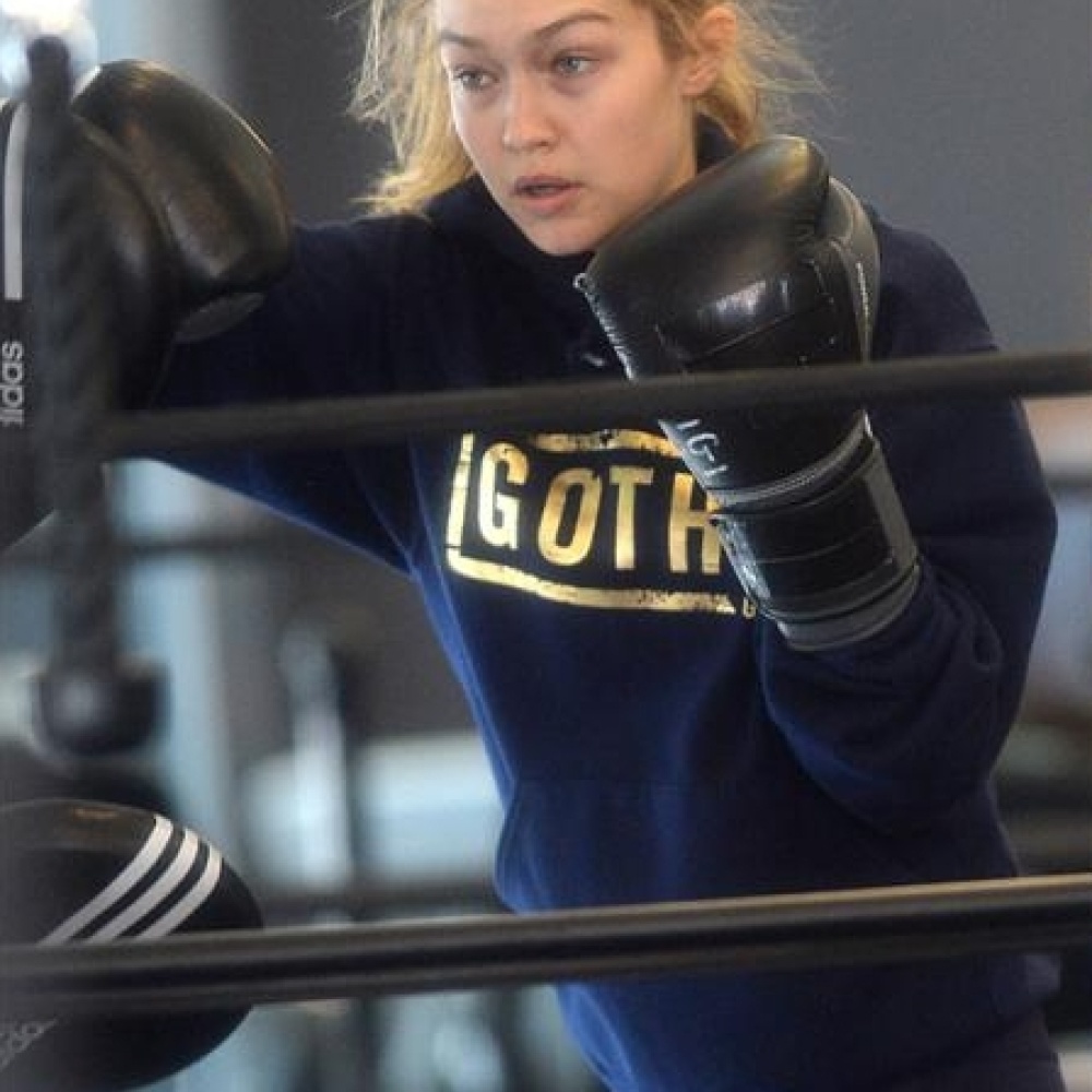 جيجي حديد تمارس رياضة البوكس للمحافظة على لياقتها البدنية ورشاقتها