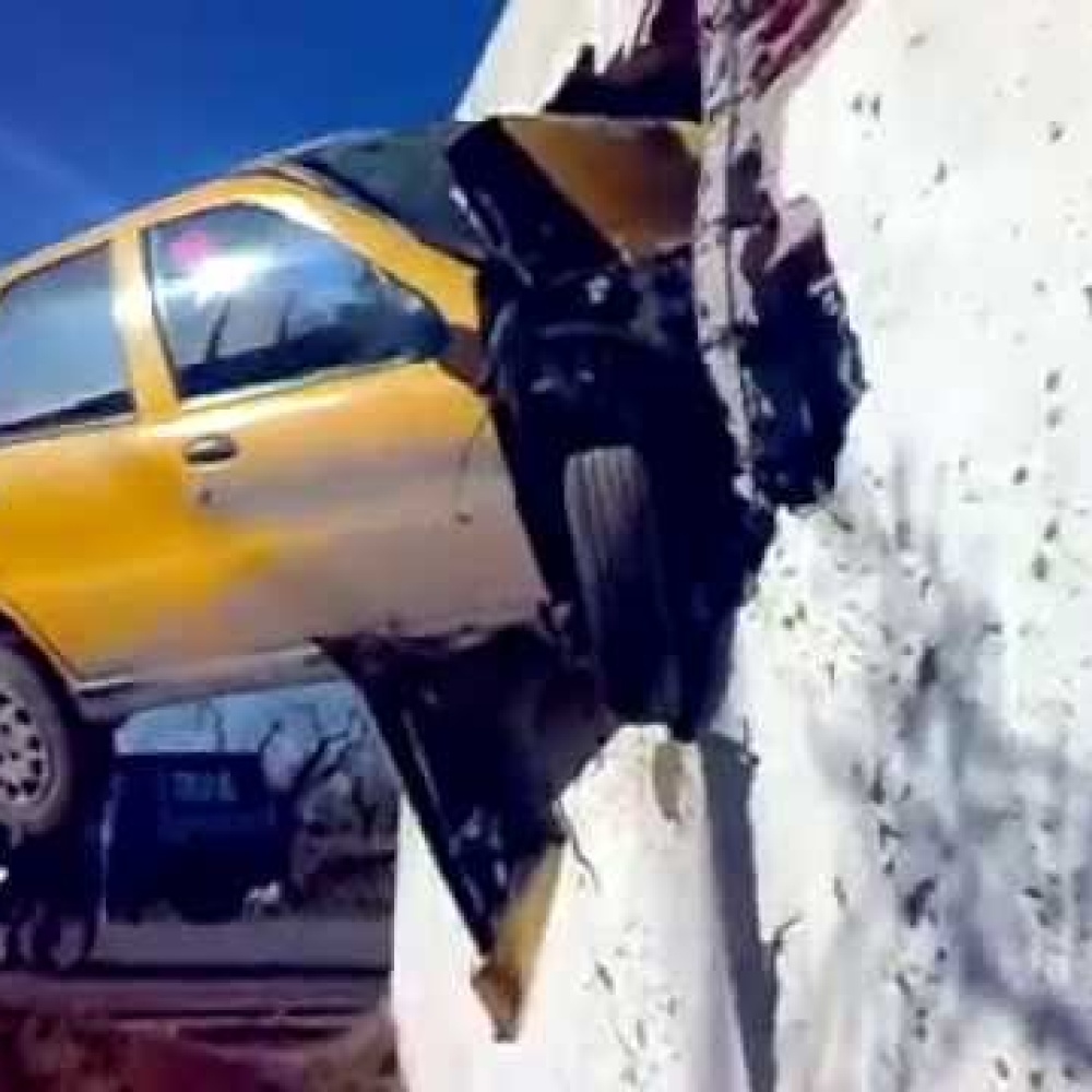 فيديو.. سيارة تخترق جدار في حادث غريب!