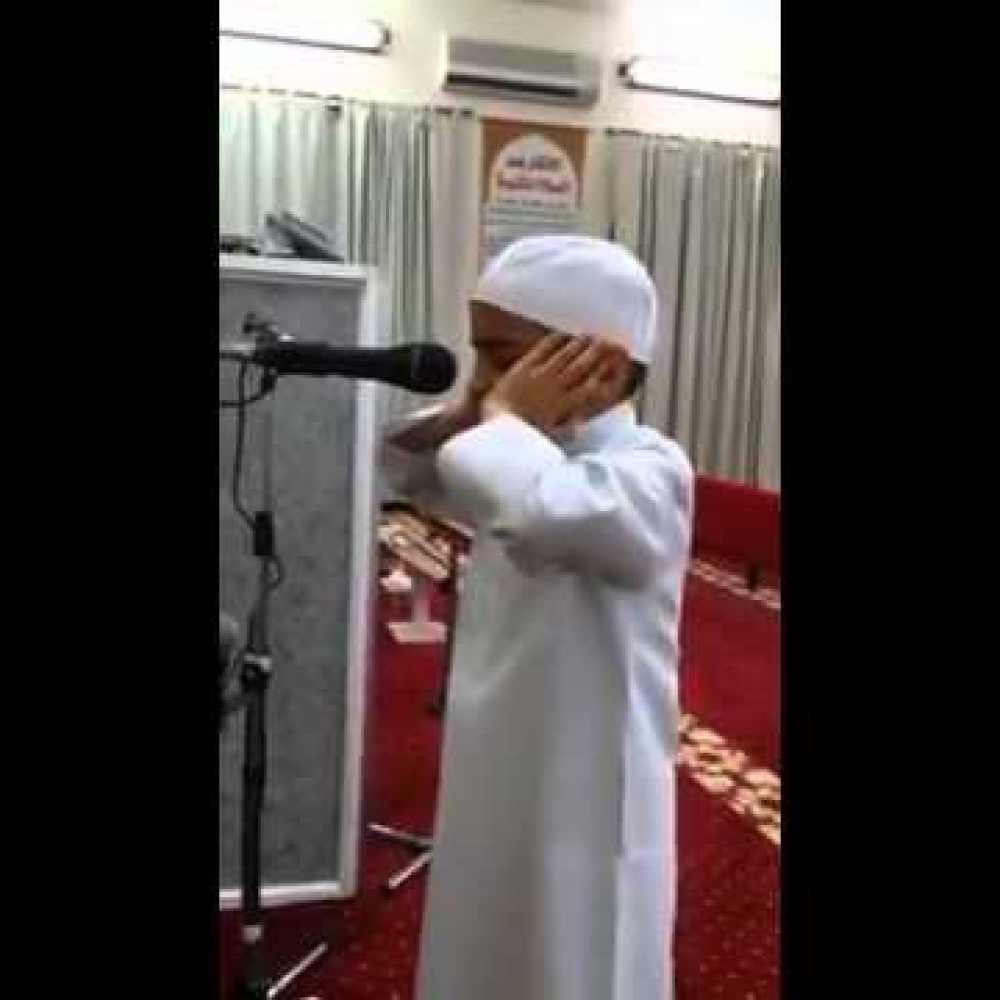 فيديو.. طفل يخطب بالمصلين في المسجد الحرام