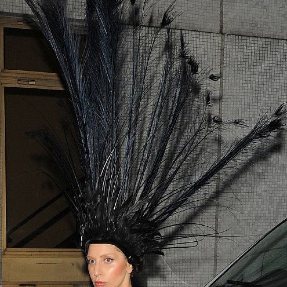 ليدي غاغا الطاووس في إطلالة غريبة مرة أخرى!