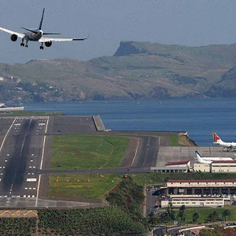 بالفيديو: الرياح تعاند الطائرات في مطار في البرتغال