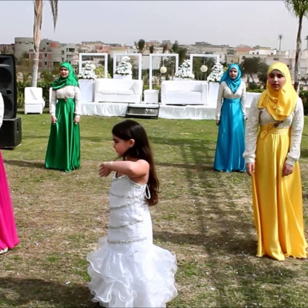 بالفيديو: عروسان تشعلان "يوتيوب" بوصلة رقص