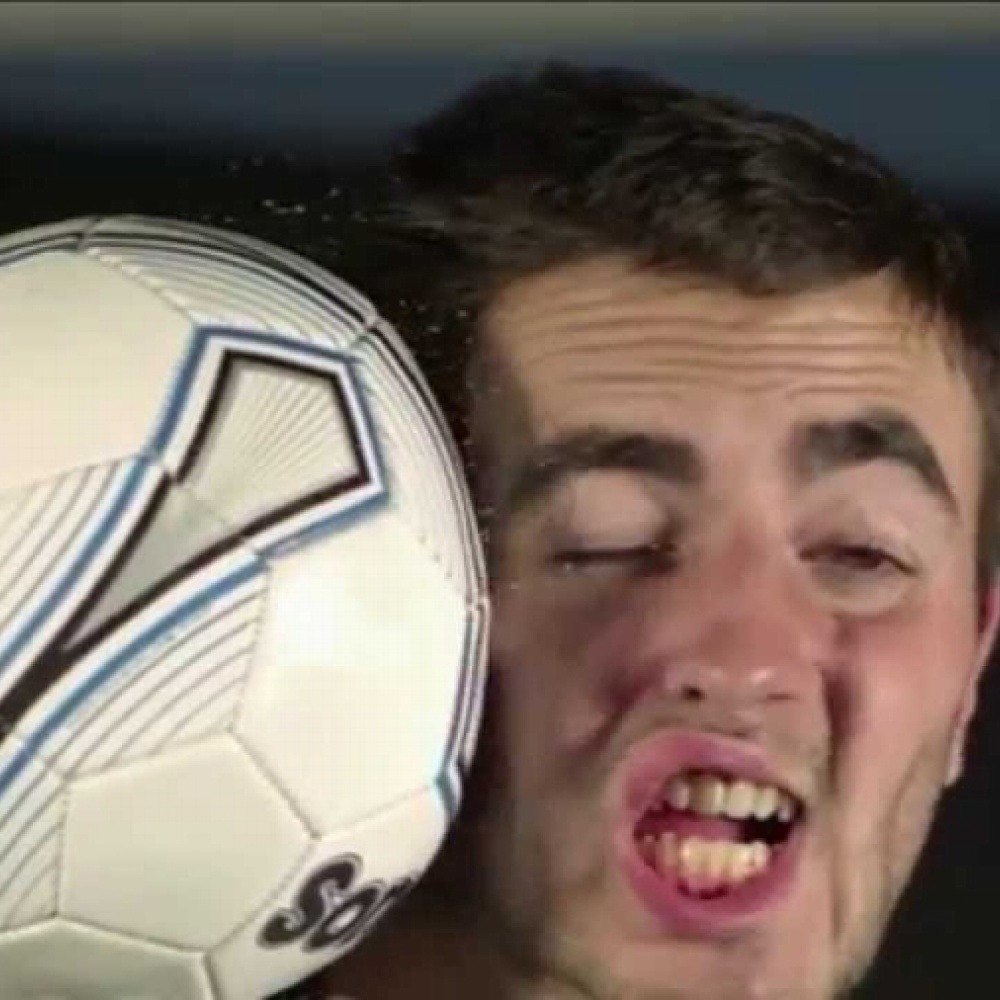 بالفيديو: ضربة عنيفة يتلقاها لاعب كرة قدم على الهواء 