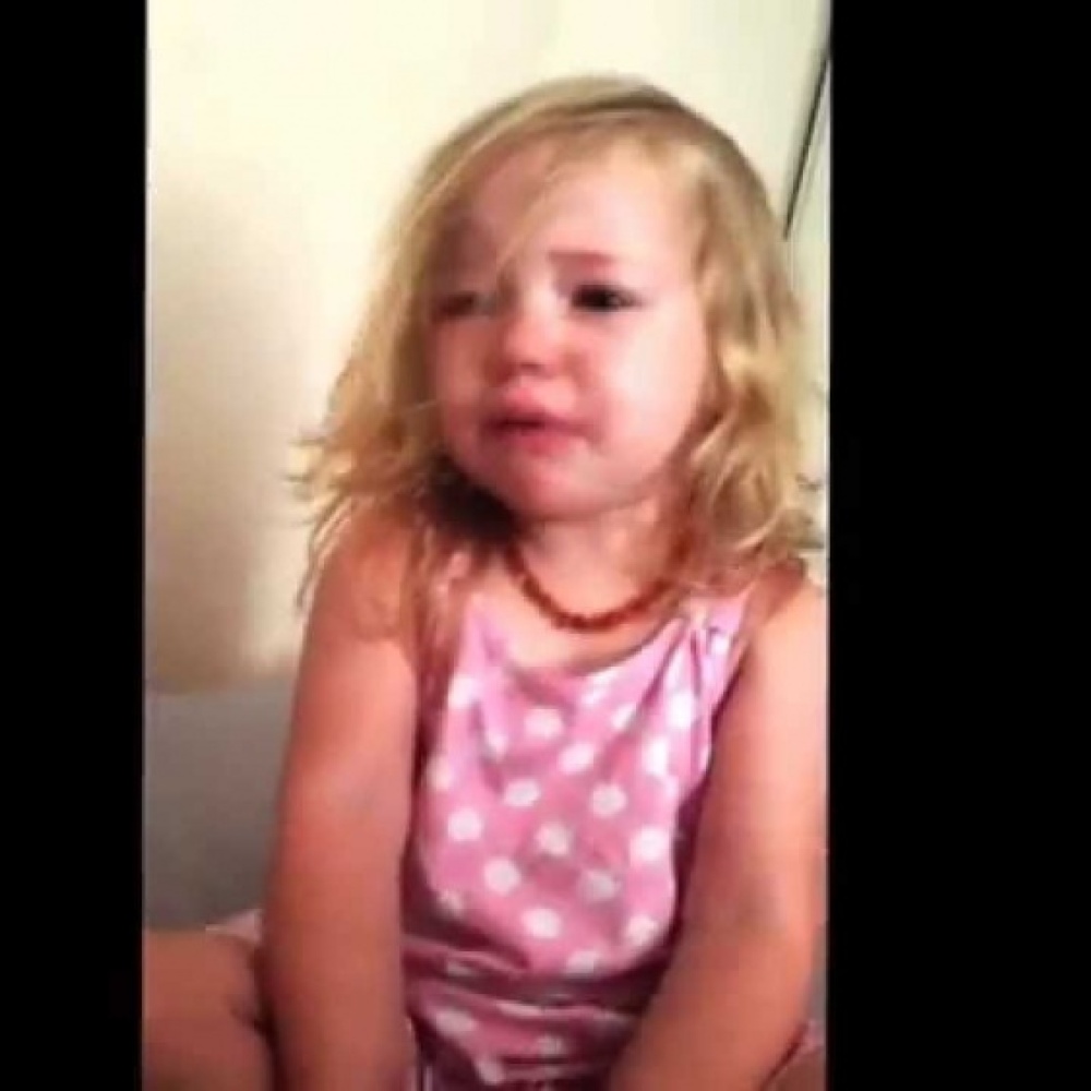 بالفيديو: طفلة تغرق بالبكاء بعدما سرق والدها أنفها! 