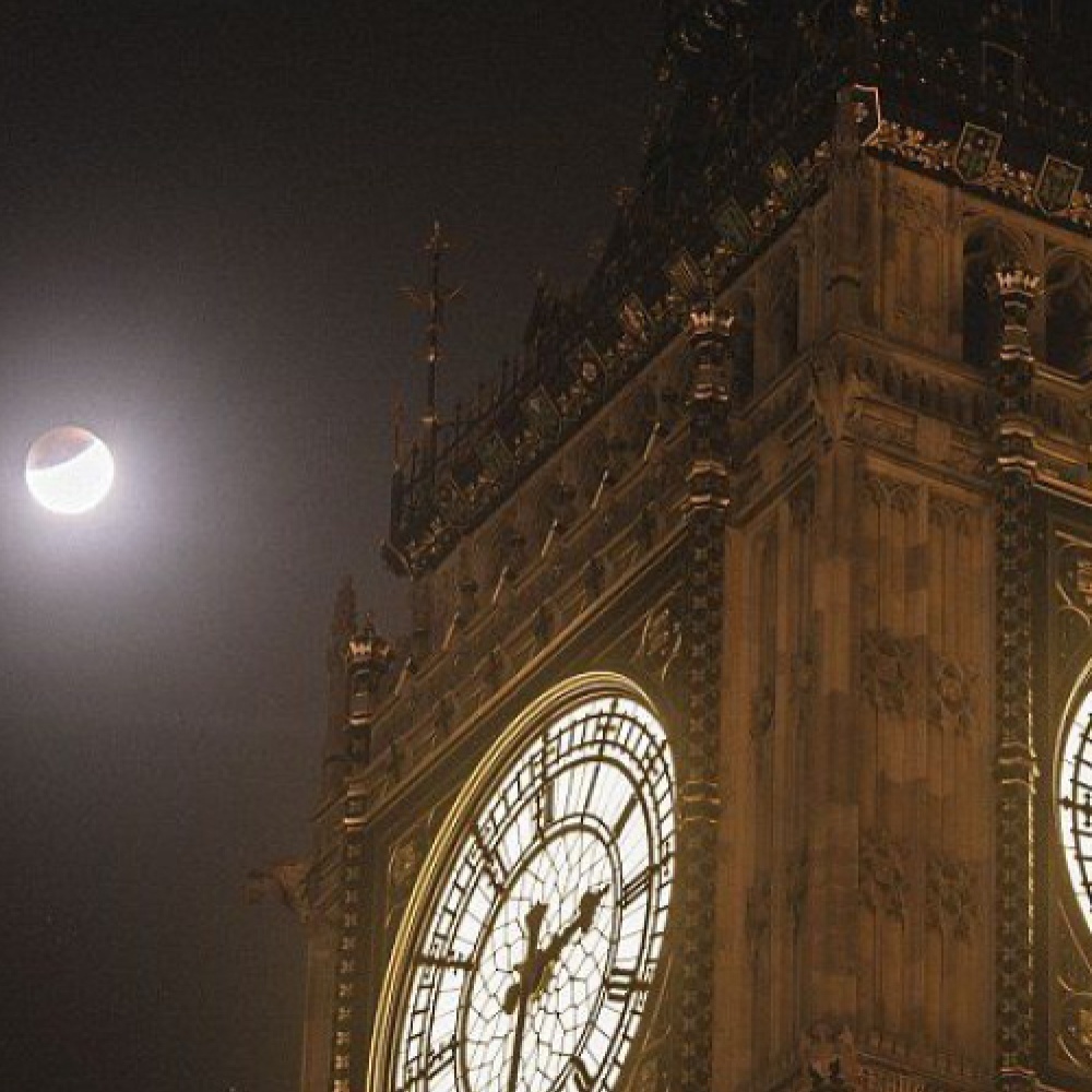 صورة خسوف القمر كما ظهر في لندن بالأمس