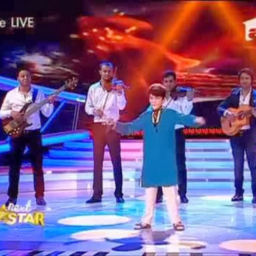 بالفيديدو: طفلٌ روماني يغني لعمرو دياب