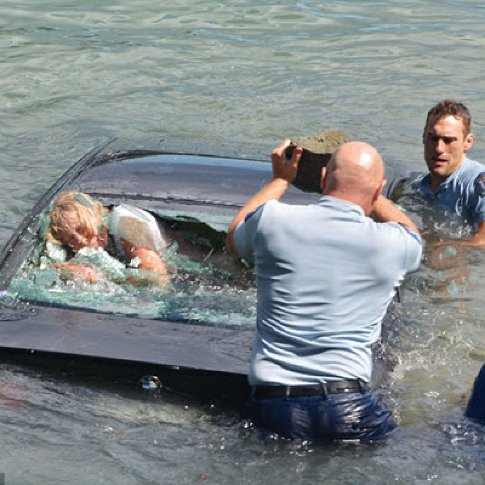 بالفيديو: ذكاء شرطي ينقذ امرأة من الموت