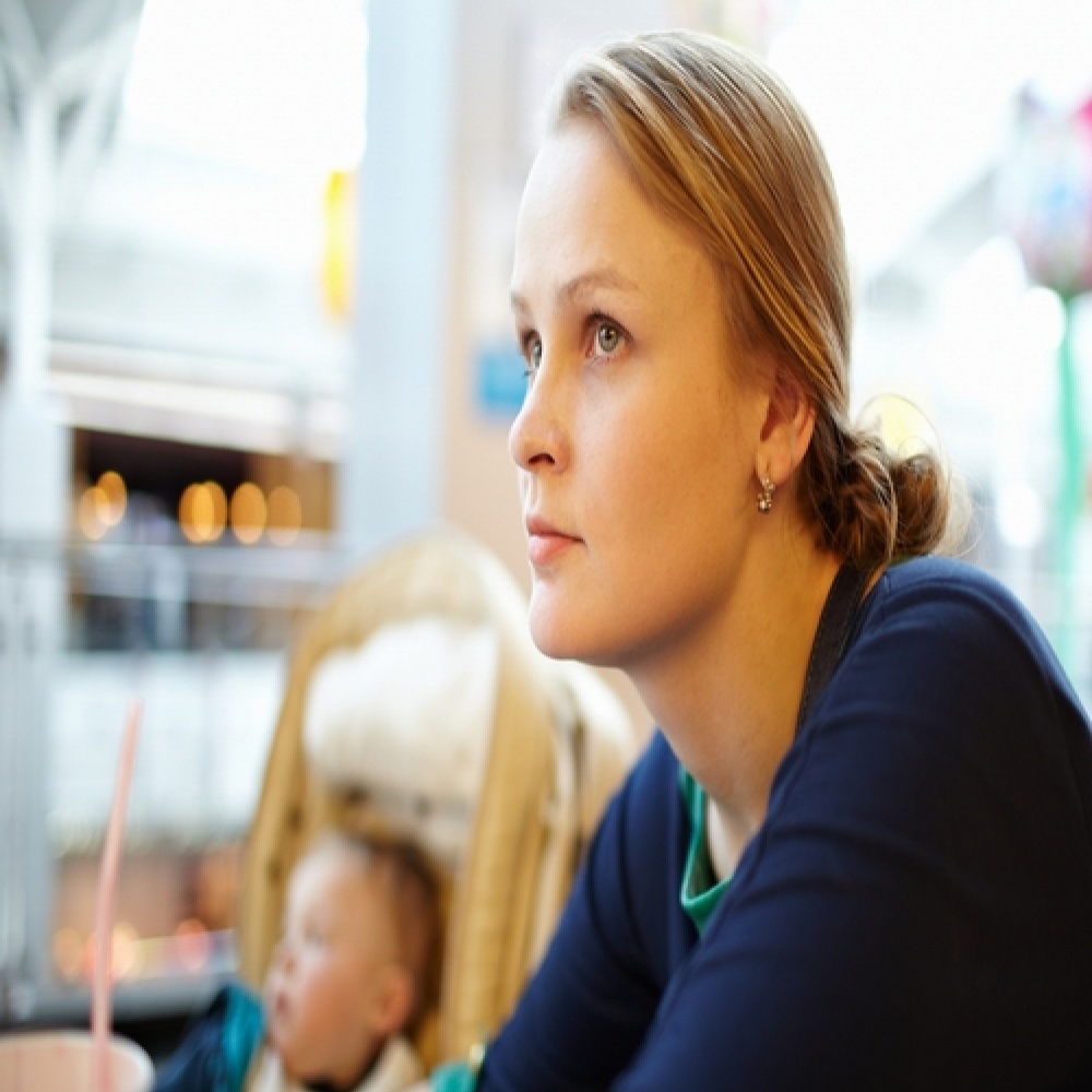 صراع الأمهات: الخادمة أم المربية؟