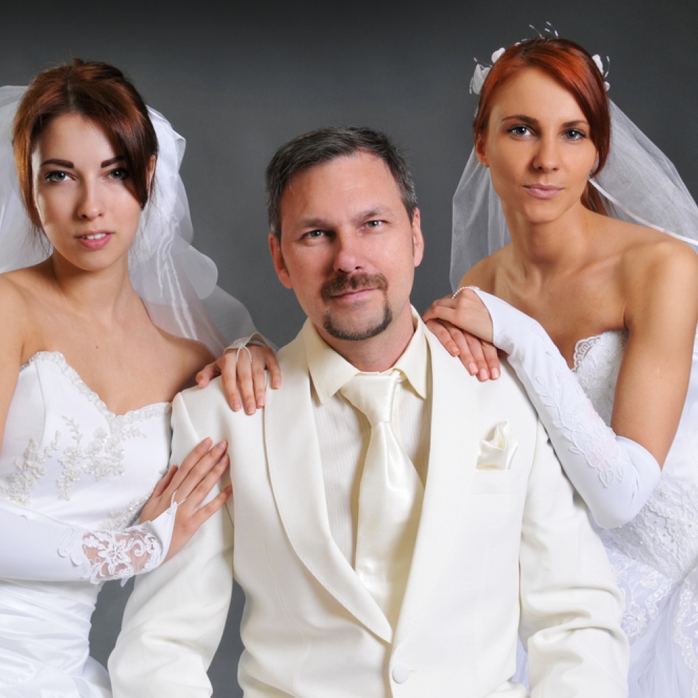 فيديو: معركة بفساتين الزفاف على عريس واحد