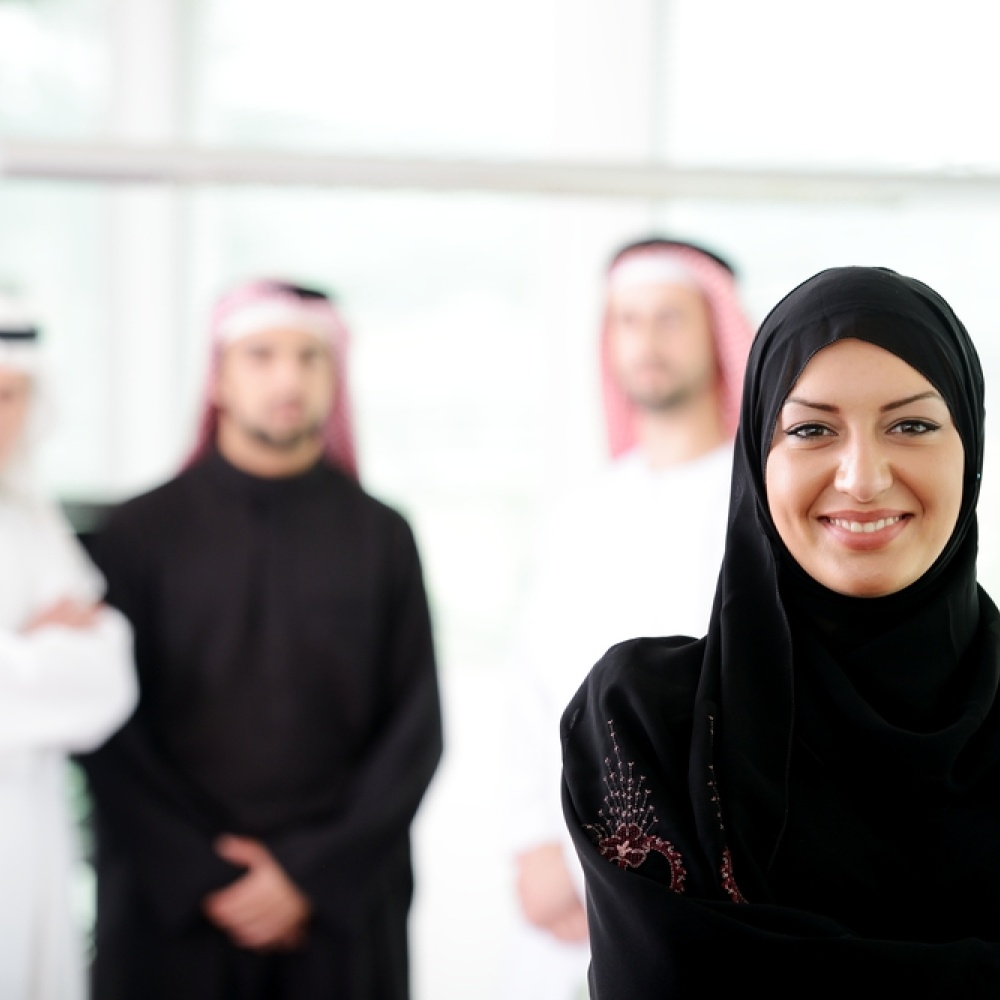 كيف تتعاملين مع أصدقاء الزوج؟!