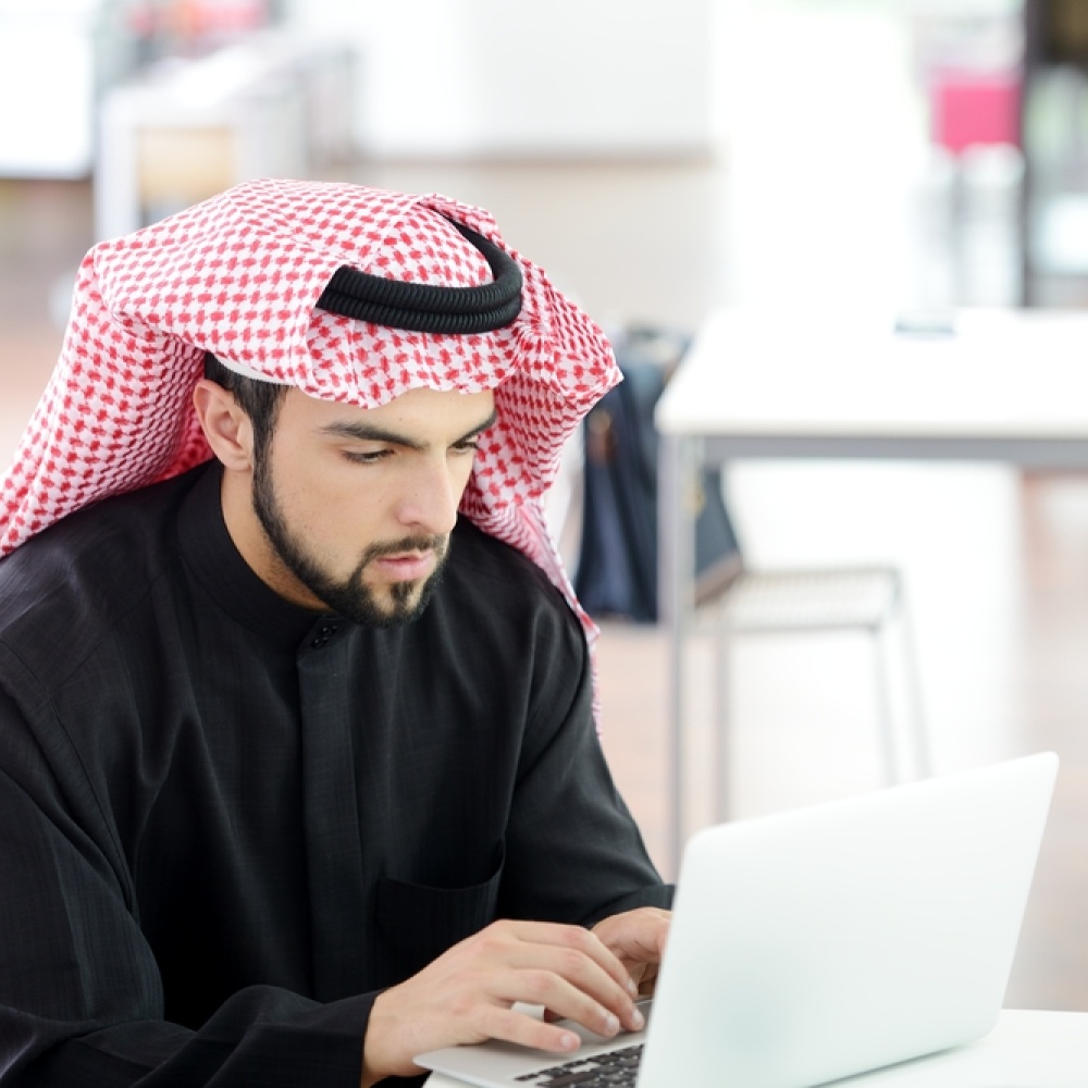 حكم قطرة العين المرطبة