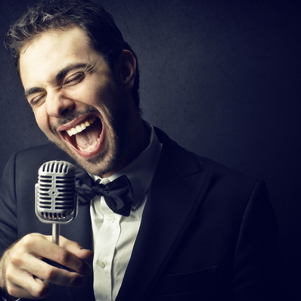 بالفيديو: عريس يغني لأمه في زفافه