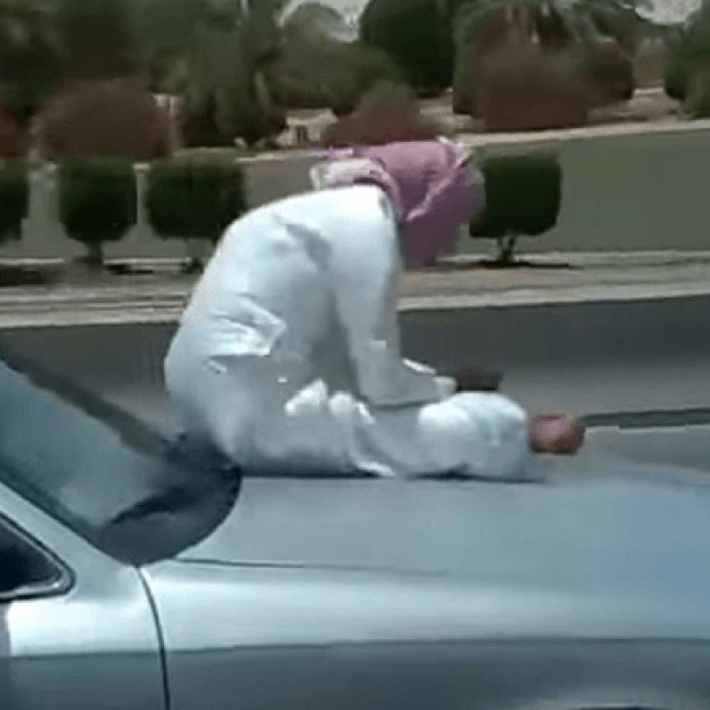 بالفيديو: سعودي يسترخي على سيارة تسير على الطريق العام!