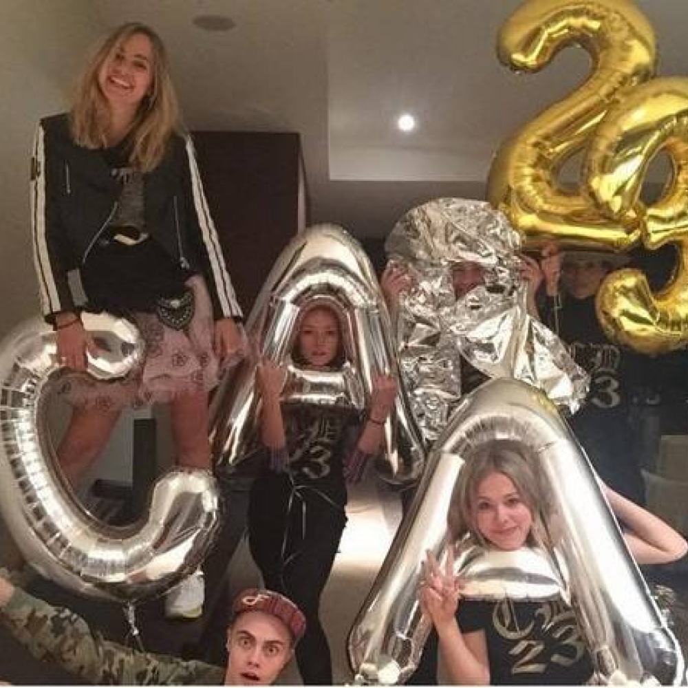 برفقة صديقاتها والبالونات .. هكذا احتفلت كارا ديليفينغ بعيد ميلادها الـ 23