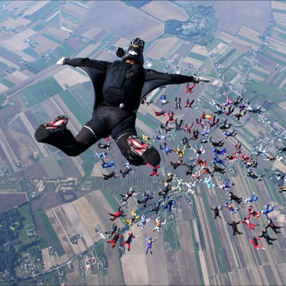 بالفيديو: نجاة شاب تعطلت مظلته على ارتفاع 4 آلاف متر 