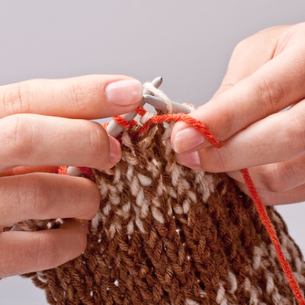 سيدة تنسج لزوجها معطفا من شعرها 