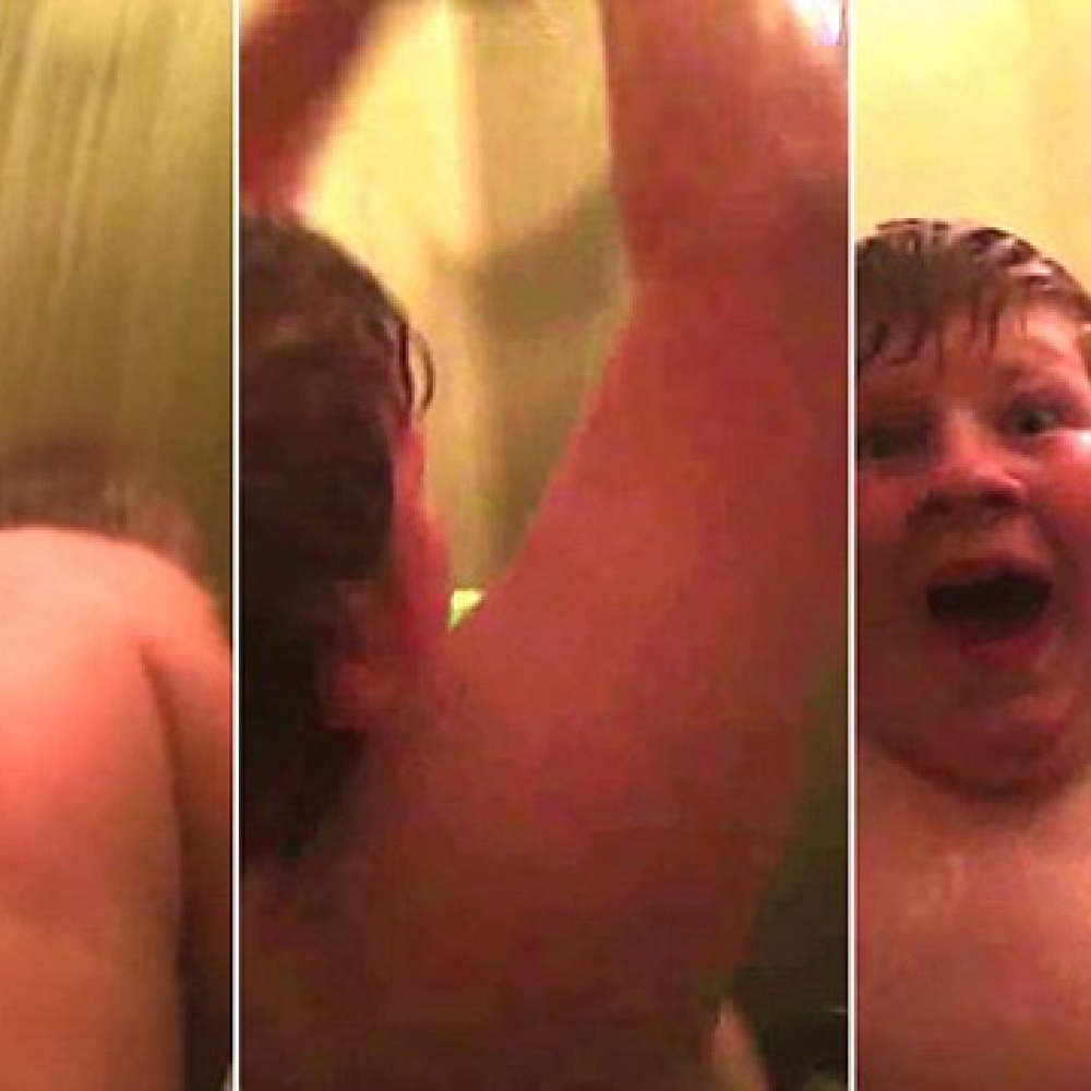 فيديو.. ملايين المشاهدات لأب يصور ابنه خلسة أثناء الاستحمام