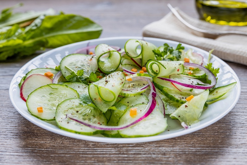 طريقة عمل سلطة الخيار والبصل خطوة بخطوة