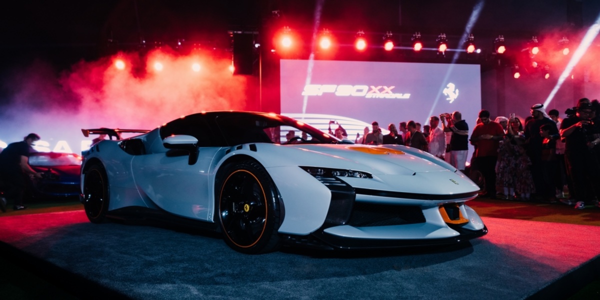 إطلالة مبهرة بأول ظهور لـ SF90 XX STRADALE في كازا فيراري أبوظبي - مجلة هي