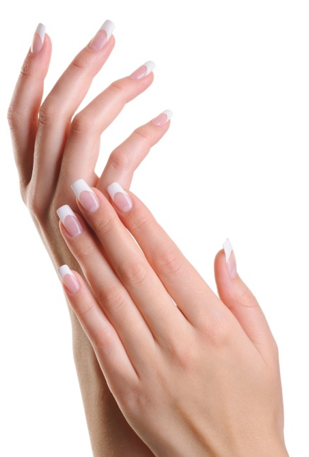 قومي بنقع الاظافر بالماء الدافئ قبل ازالة الزوائد