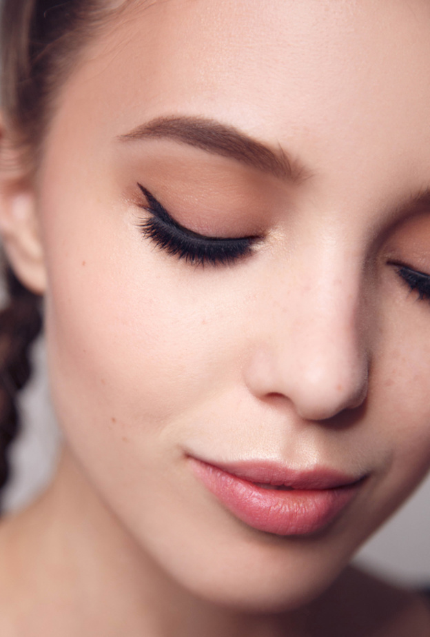 وضع الايلاينر للعيون المبطنة 