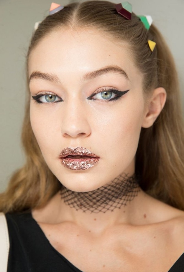 خطوط الايلاينر الجريئة والنصف دائرية من شانيل.