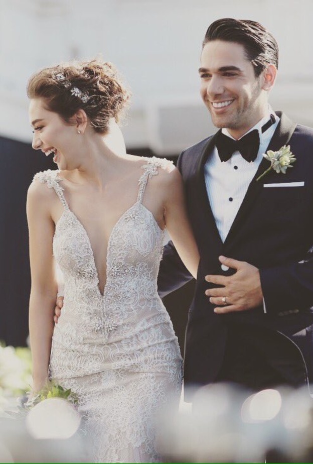 فهرية أفجان بتسريحة مع تاج مميز