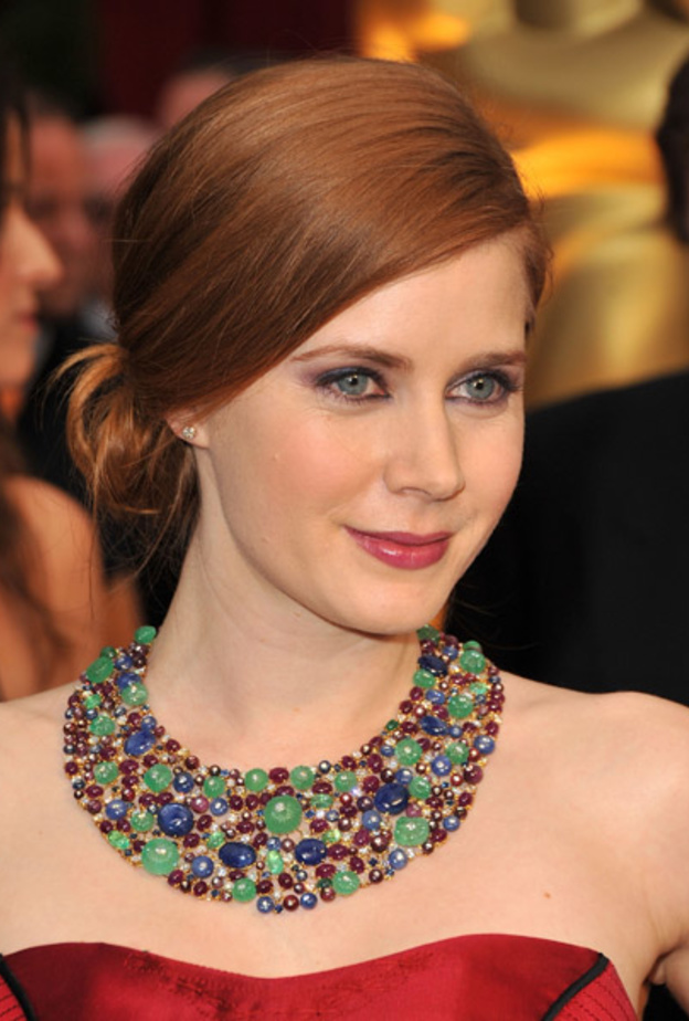 ايمي أدامز بقلادة الأحجار الكريمة من فريد لايتون