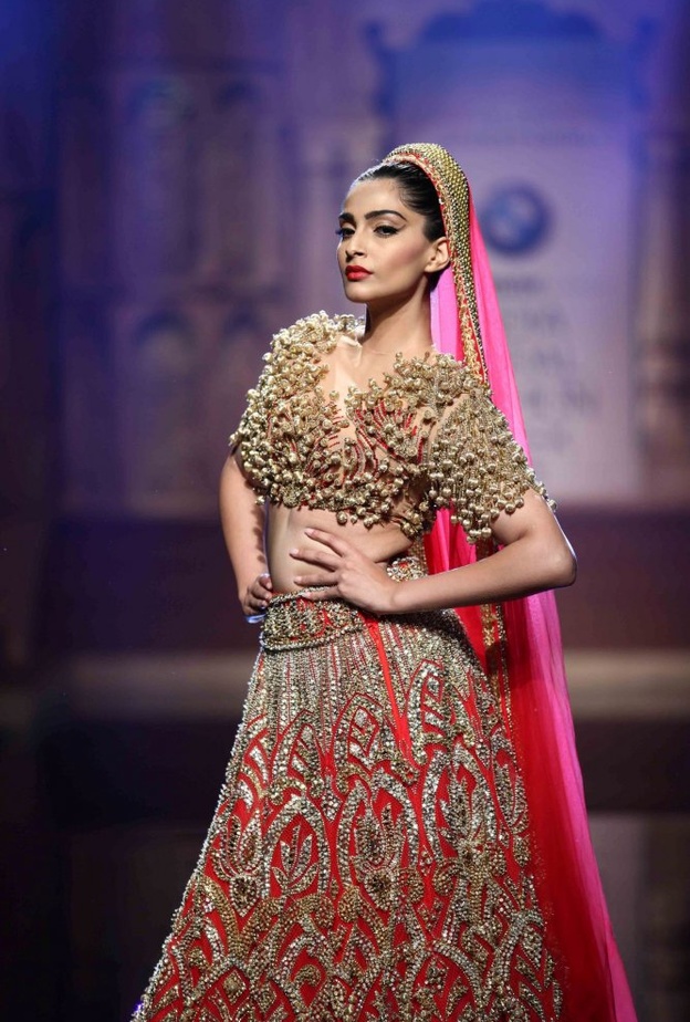 مجموعة أزياء أبو جاني وسانديب كوسلا للعرائس لعام 2017