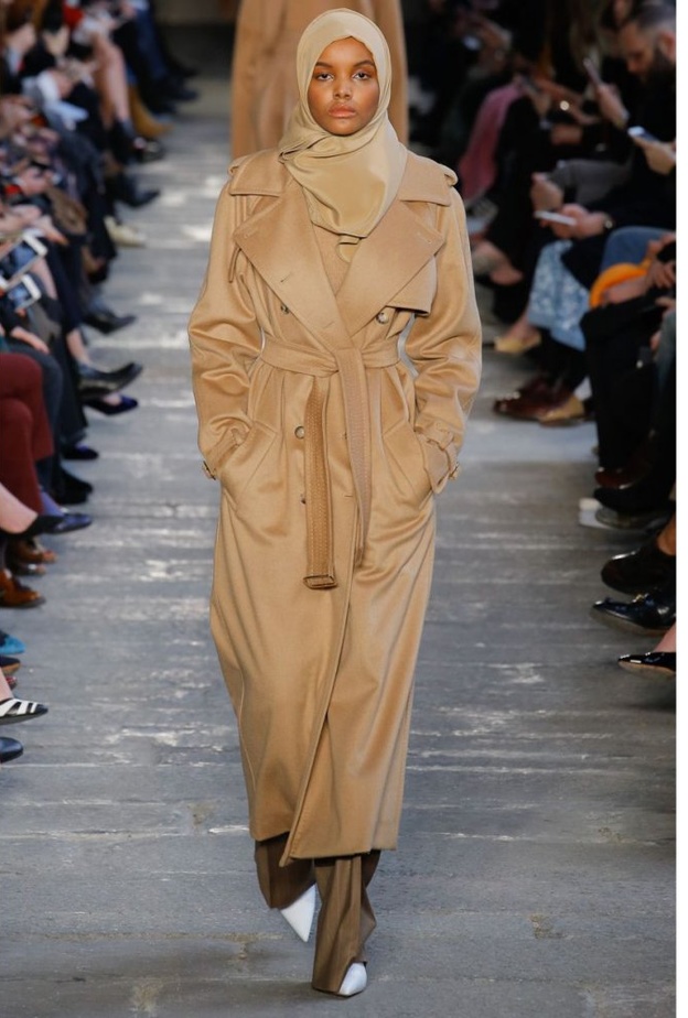 عارضة أزياء محجبة تقدم تصميماً راقياً ضمن عرض ماكس مارا
