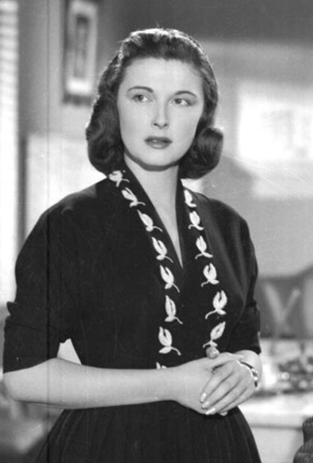 سعاد حسني في فستان ناعم من التول